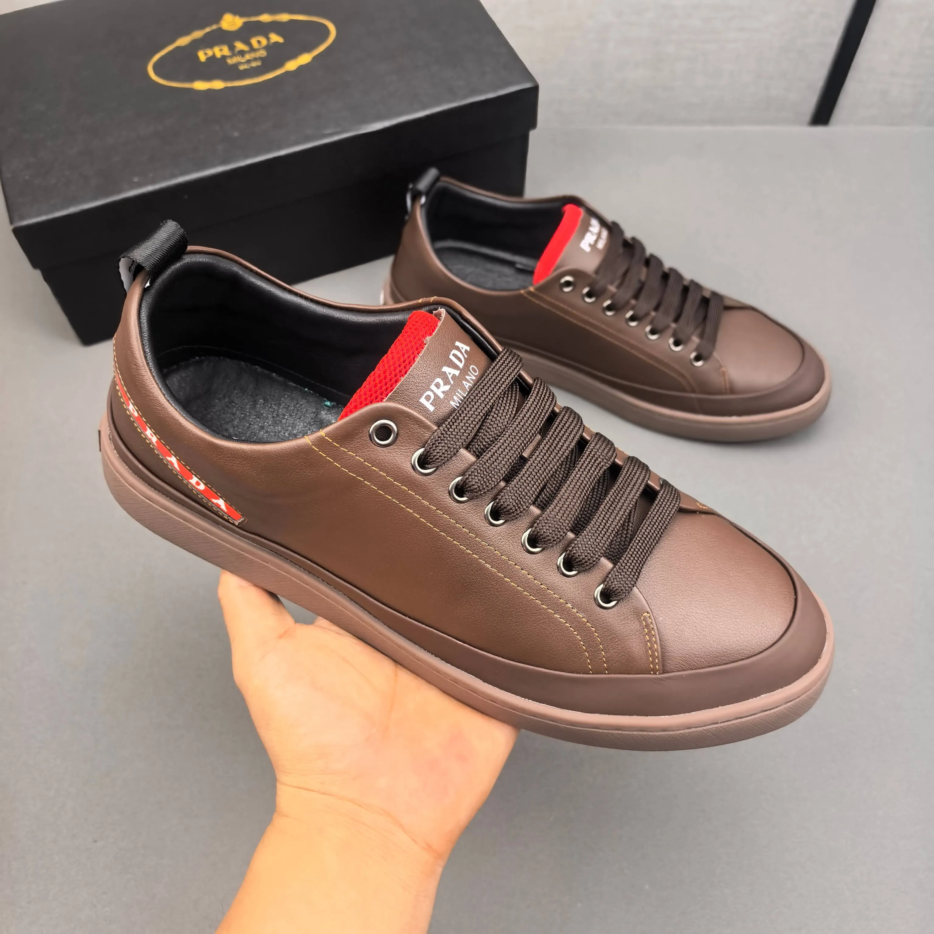 PP420❣️❣️❣️Prada set off the audience! Prada, an international brand that is constantly innovating, this men's casual shoe, the original version, made of cowhide leather at a ratio of one to one at the store, with leather feet and rubber non-slip outsole, breathable and comfortable, quality speaks for itself👄38-44